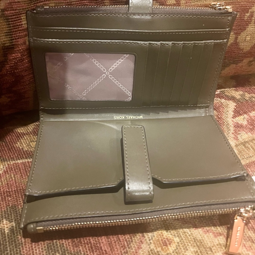 Michael Kors Wristlet/Wallet Colorblock  Like new condition - Picture 7 of 7